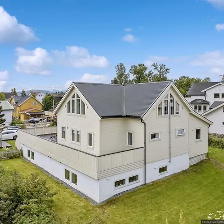 Arctic Homes - The Spacious Vila *